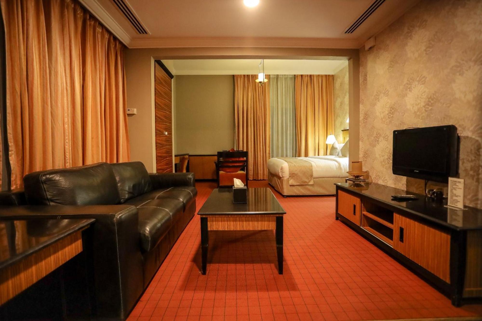 Отель Creek Gate Hotel-baithans